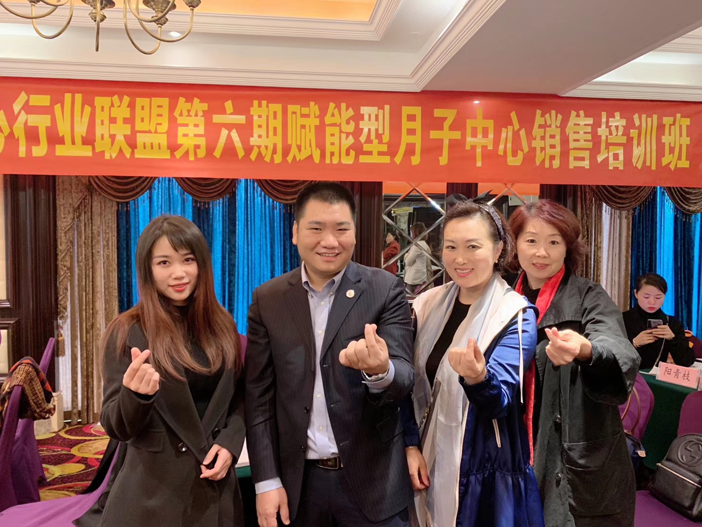 月子中心店长工作流程一天需要做什么，怎样给店员合理的安排工作？